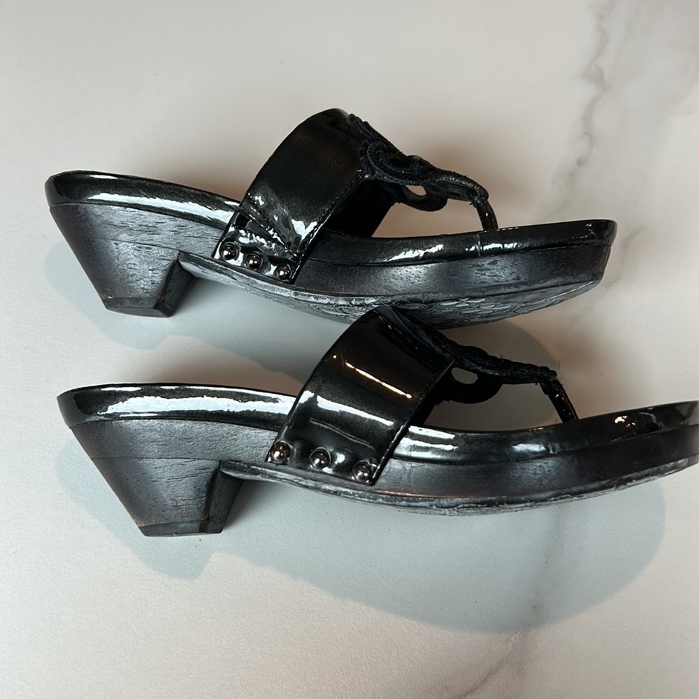 Cole Haan Womens‎ Black Patent Leather Flower Slip On Thong Sandal - Picture 3 of 9